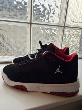 Jordan NWT Max Aura 2 Black, Red & White High-Top Sneakers size 5Y